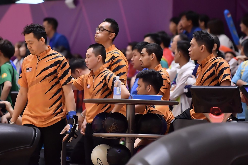 The national menu00e2u20acu2122s bowling squad look dejected after failing to defend their 2014 Asian Games silver medal in the team event in Palembang August 25, 2018. u00e2u20acu201d Bernama pic