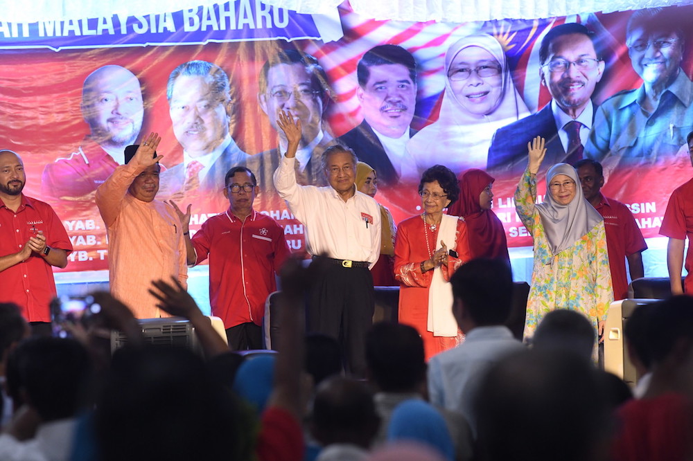 Tun Dr Mahathir Mohamad and wife Tun Dr Siti Hasmah Mohamad Ali attend the u00e2u20acu02dcJelajah Malaysia Baharuu00e2u20acu2122 event at Dataran Stargate in Alor Setar August 25, 2018. u00e2u20acu201d Bernama pic