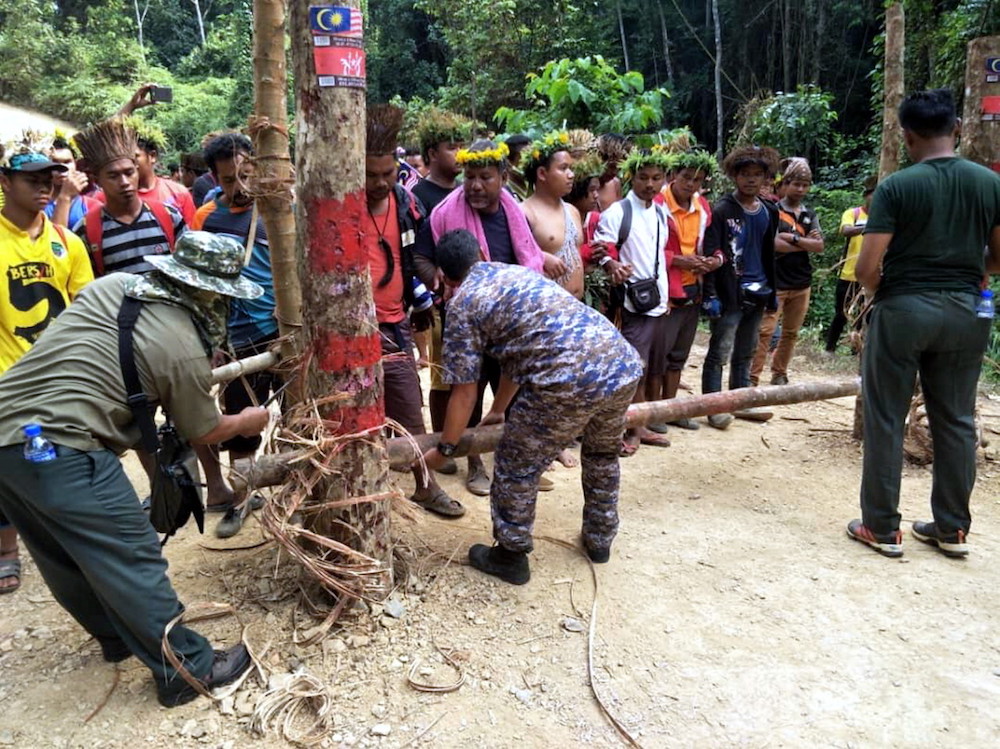 Kelantan Forestry Department and state Land and Mines Department personnel demolish a barricade built by the Orang Asli community in Kampung Depak, Pos Tohoi in Gua Musang August 27, 2018. u00e2u20acu201d Bernama pic