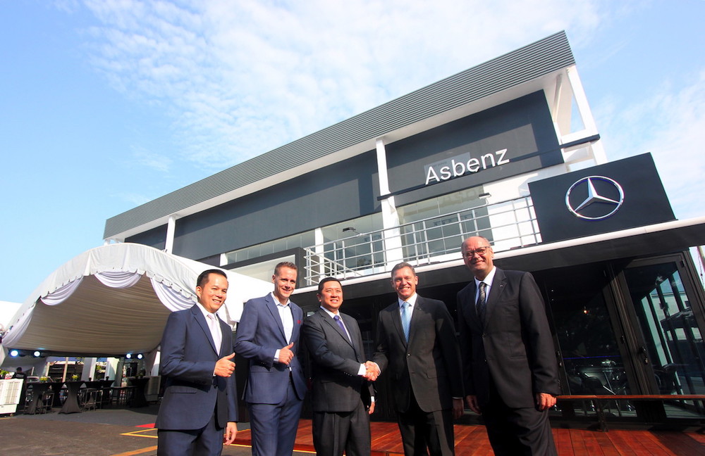 MBM President and Chief Executive Officer Dr Claus Weidner (2nd right) shakes hands with Asbenz Motors Sdn Bhd Managing Director Goh Chuan Kiong at the Kuantan Autohaus and Service Centre August 27, 2018. u00e2u20acu201d Bernama pic
