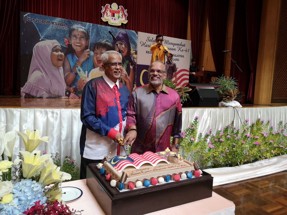 Mahfuz Omar and Malaysian Ambassador to Thailand Datuk Jojie Samuel cut a cake at the Malaysian Embassyu00e2u20acu2122s National Day celebrations in Bangkok August 31, 2018. u00e2u20acu201d Bernama pic