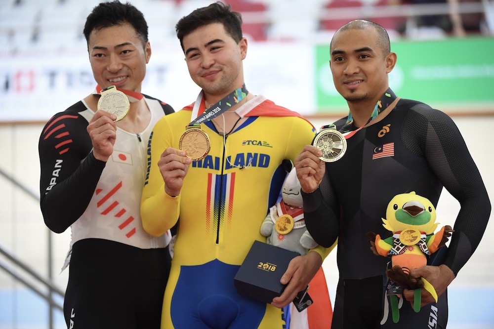 Japanu00e2u20acu2122s Yudai Nitta, Thailandu00e2u20acu2122s Jain Angsuthasawit and Malaysiau00e2u20acu2122s Mohd Azizulhasni Awang pose for pictures after the menu00e2u20acu2122s keirin event in Jakarta August 31, 2018. u00e2u20acu201d Bernama pic