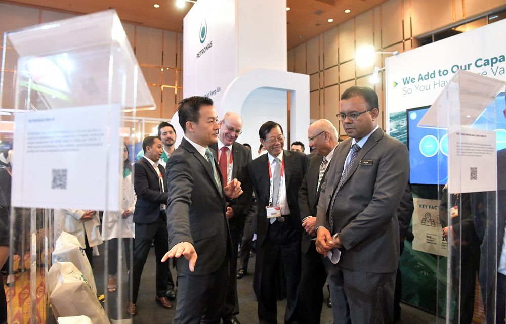 Ministry of International Trade and Industry Secretary General Datuk Isham Ishak (right) visiting a booth after launching the Asia Petrochemical Industry Conference (APIC) at the KL Convention Centre, August 21, 2018. u00e2u20acu201d Bernama pic
