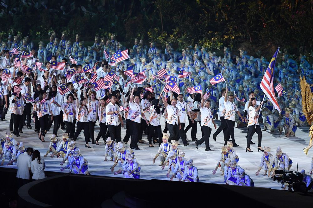 Chef De Mission (CDM) Datuk Seri Abdul Azim Mohd Zabidi joins the Malaysian contingent during the official opening of the 2018 Asian Games at Gelora Bung Karno Complex in Jakarta, Aug 18, 2018. u00e2u20acu201d Bernama pic
