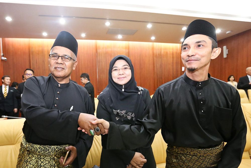 BN assemblyman for Sungai Dua Muhamad Yusoff Mohd Noor (left) shakes hands with Mohd Yusni Mat Piah (right) during the state assembly swearing-in ceremony in George Town August 2, 2018. u00e2u20acu2022 Picture by Sayuti Zainudin