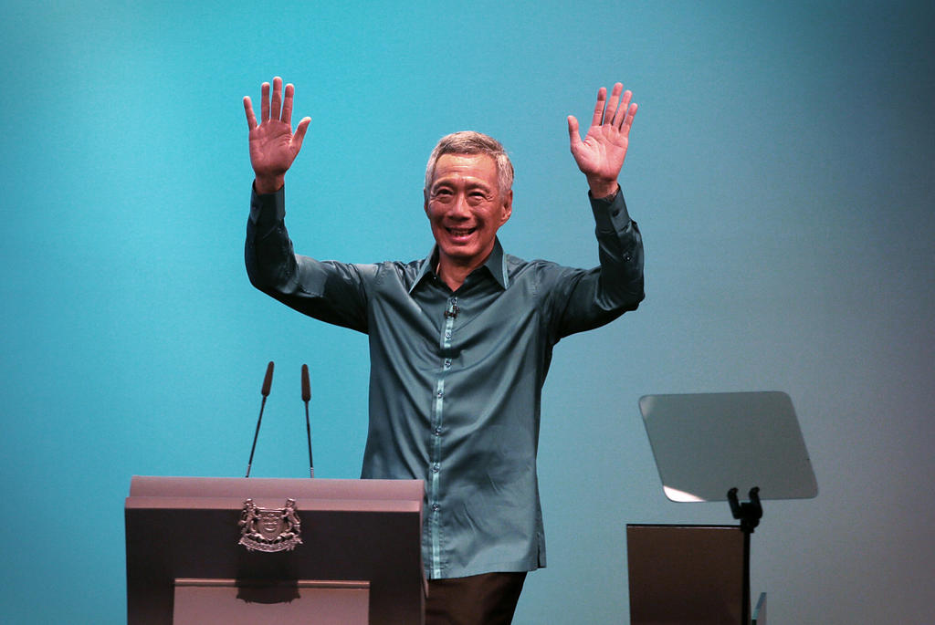 Singapore Prime Minister Lee Hsien Loong returns to stage after being taken ill midway through his National Day Rally speech. u00e2u20acu201d Wee Teck Hian/TODAY pic