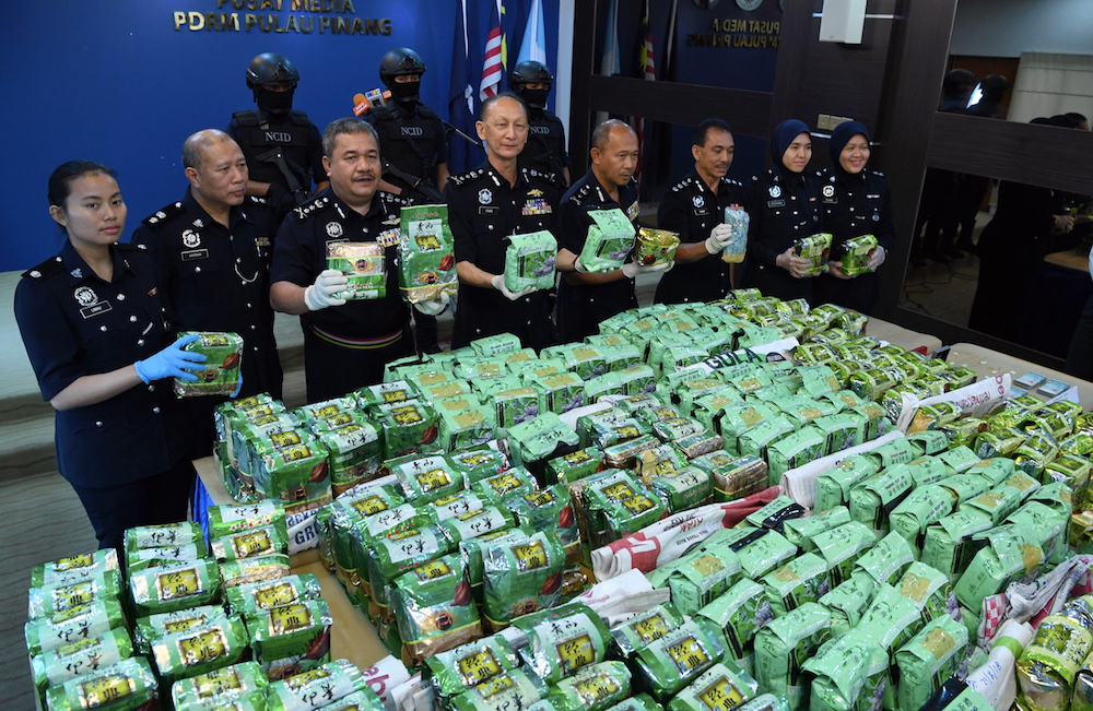 Bukit Aman Narcotics Criminal Investigation Department deputy director Datuk Kang Chez Chiang (4th left) poses with the packets of syabu and ecstasy pills valued at RM26.1 million at a press conference in George Town August 23, 2018. u00e2u20acu201d Bernama pic