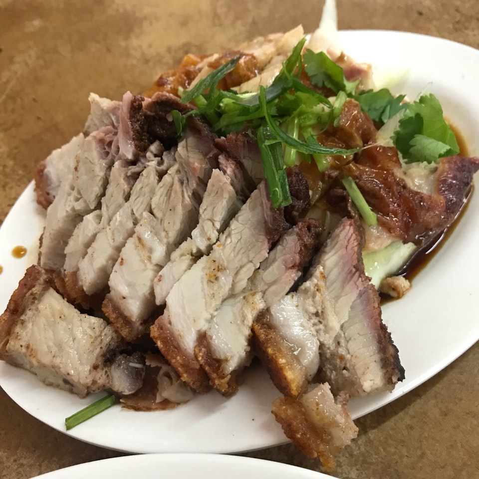 Restoran Fa Kee promises your money's worth (their siew yoke with rice is priced from RM6) without any compromise on flavour.