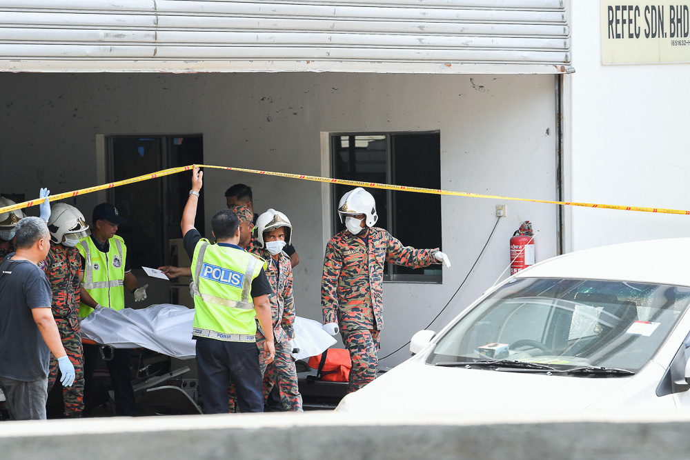 Fire and Rescue Department personnel remove a body from the scene of the explosion in Rawang August 25, 2018. u00e2u20acu201d Bernama pic