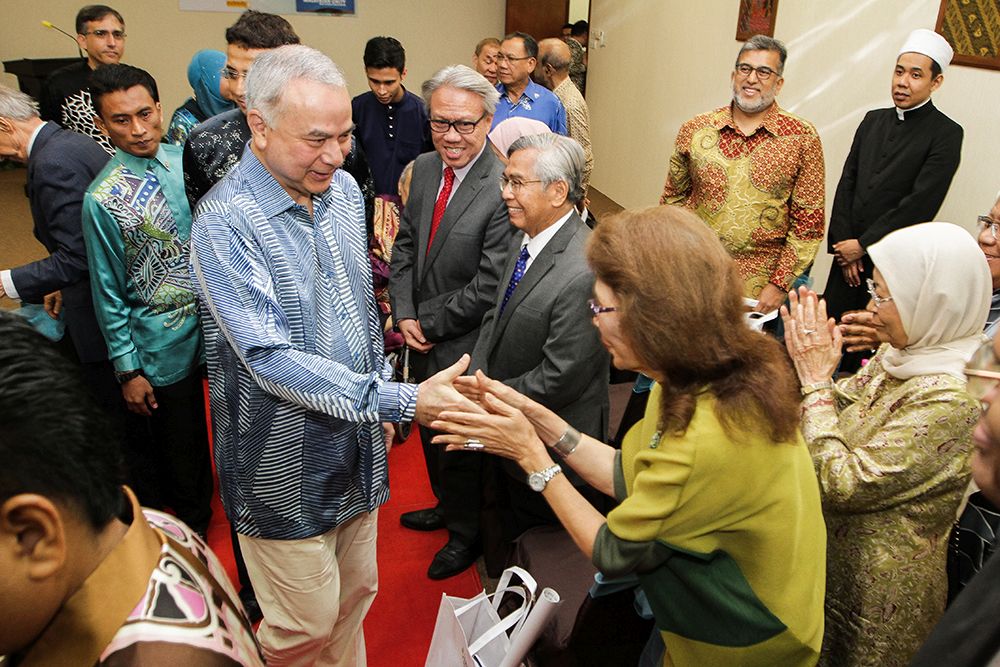 Sultan Nazrin Muizzuddin Shah greets members of the public during the book launch of u00e2u20acu02dcReflections on Malaysia Unity and Other Challengesu00e2u20acu2122 in Petaling Jaya August 9, 2018. u00e2u20acu201d Picture by Miera Zulyana