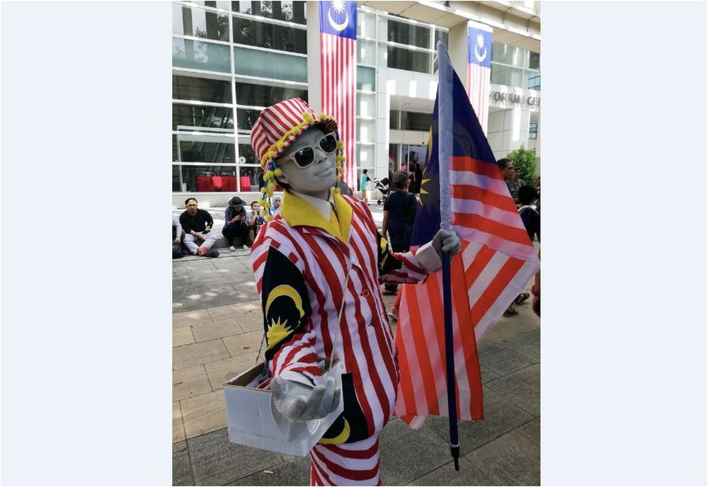 Adila Jimi entertaining visitors who witness the Merdeka Day parade in conjunction with the 61st National Day celebration at Dataran Putrajaya, August 31, 2018. u00e2u20acu201d Bernama pic