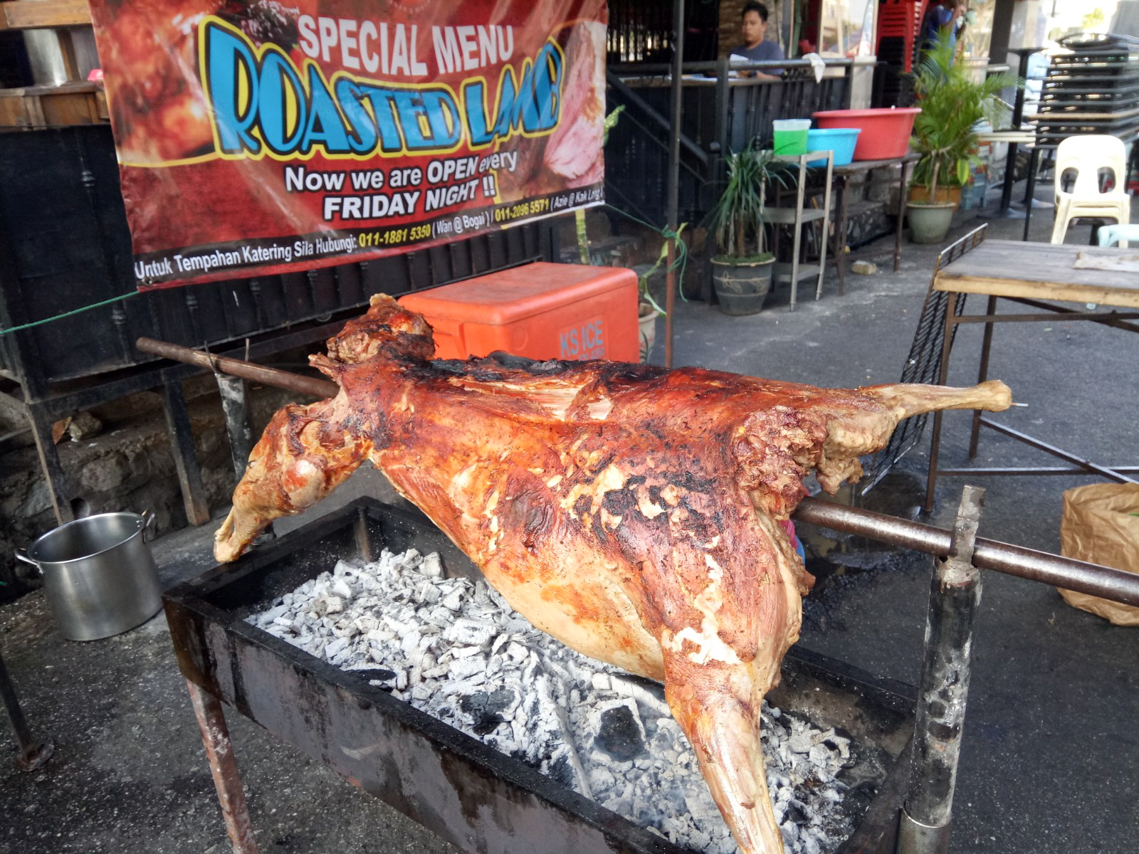 Roast lamb is only available at Restoran Nur Anggerik on Fridays. 