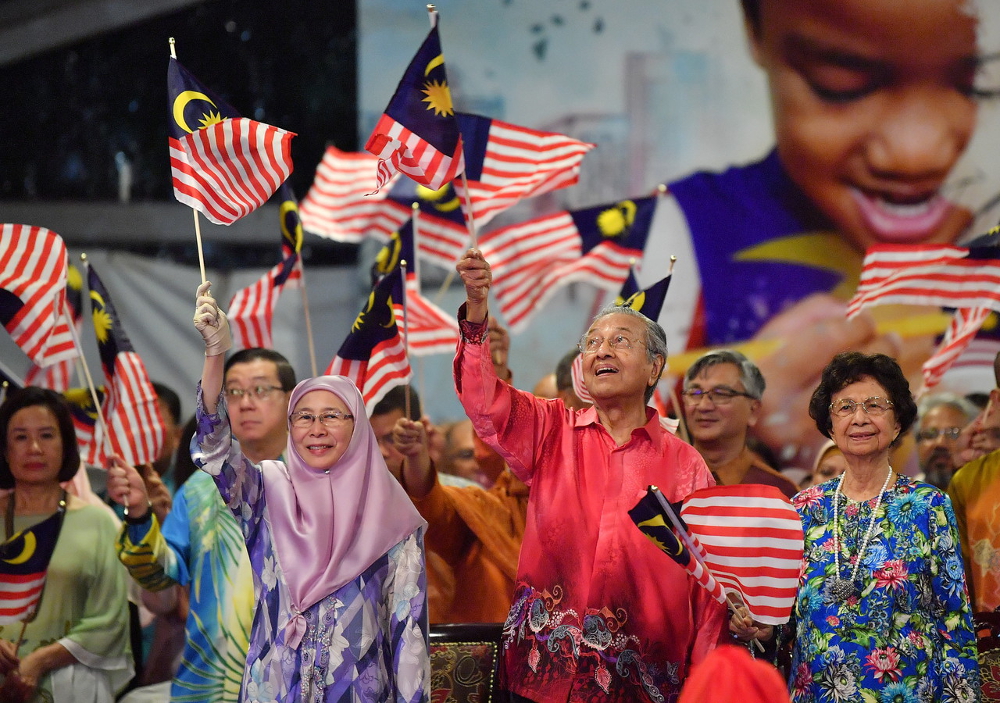 Prime Minister Tun Dr Mahathir Mohamad waves the Jalur Gemilang after the launch of the national-level 2018 Merdeka Month and Fly the Jalur Gemilang event in George Town August 4, 2018. u00e2u20acu201d Bernama pic