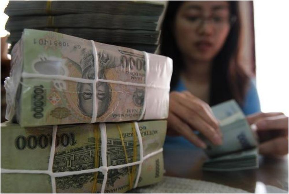 A woman counts Vietnamese dong bank notes in the office of a local company in Hanoi December 10, 2010. u00e2u20acu201d Reuters pic