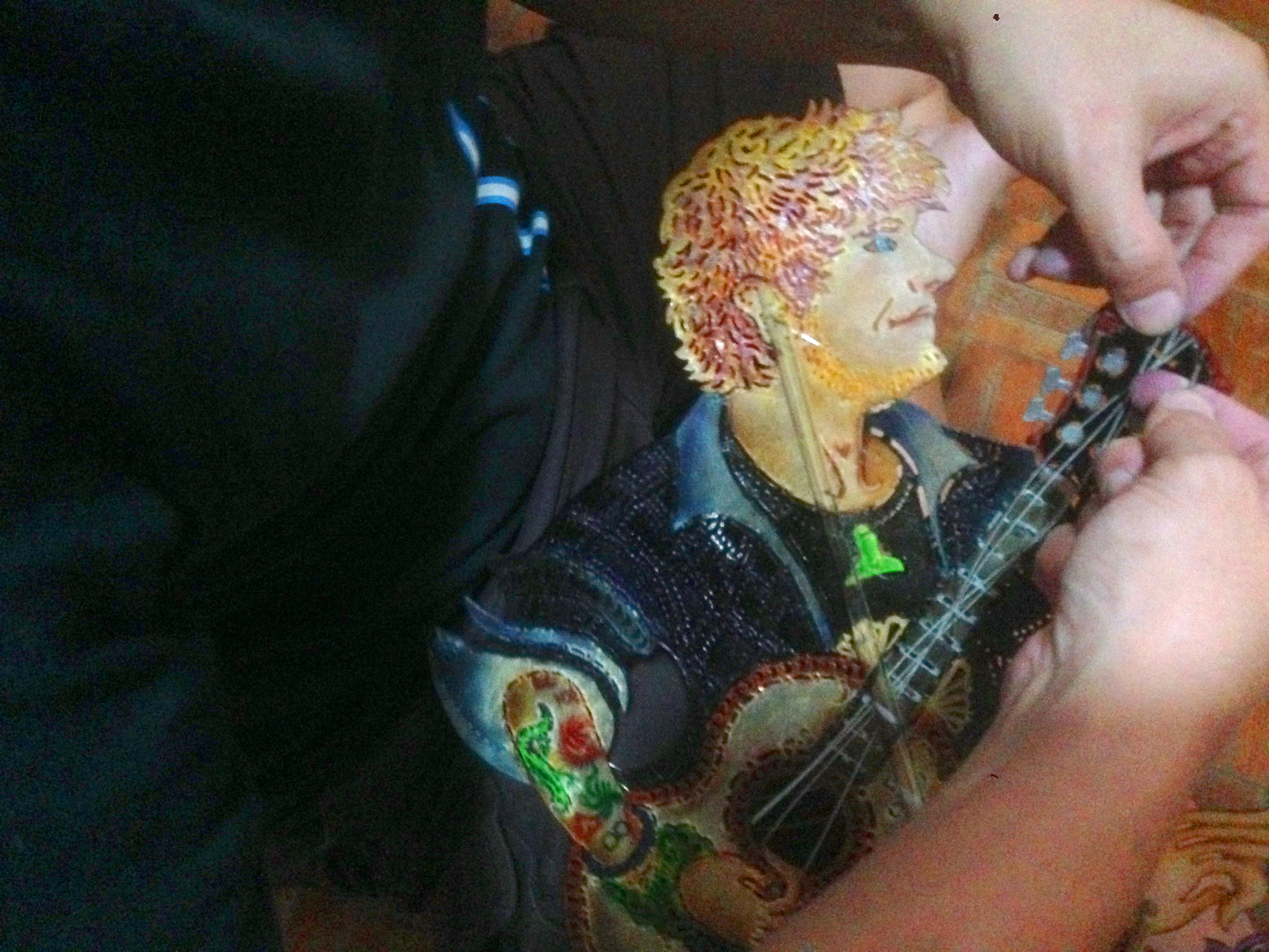 To finish it off, Chuo fixes actual guitar strings to the puppet’s guitar. 