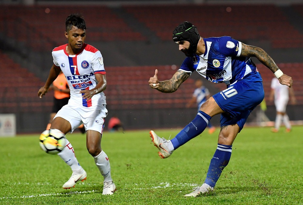 Kuala Lumpur's Guilherme De Paula Lucrecio (right) goal attempt is blocked by Felcra's Che Mohamad Arif Che Kamarudin in their Malaysia Cup clash at the Kuala Lumpur Stadium August 12, 2018. u00e2u20acu201d Bernama pic