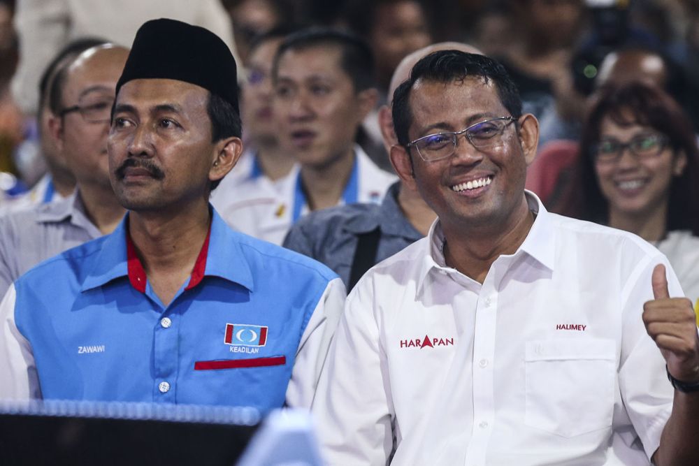 Mohd Zawawi Ahmad Mughni (left) is with PKRu00e2u20acu2122s candidate for Seri Setia, Halimey Abu Bakar at Desa Mentari. u00e2u20acu2022 Picture by Hari Anggara
