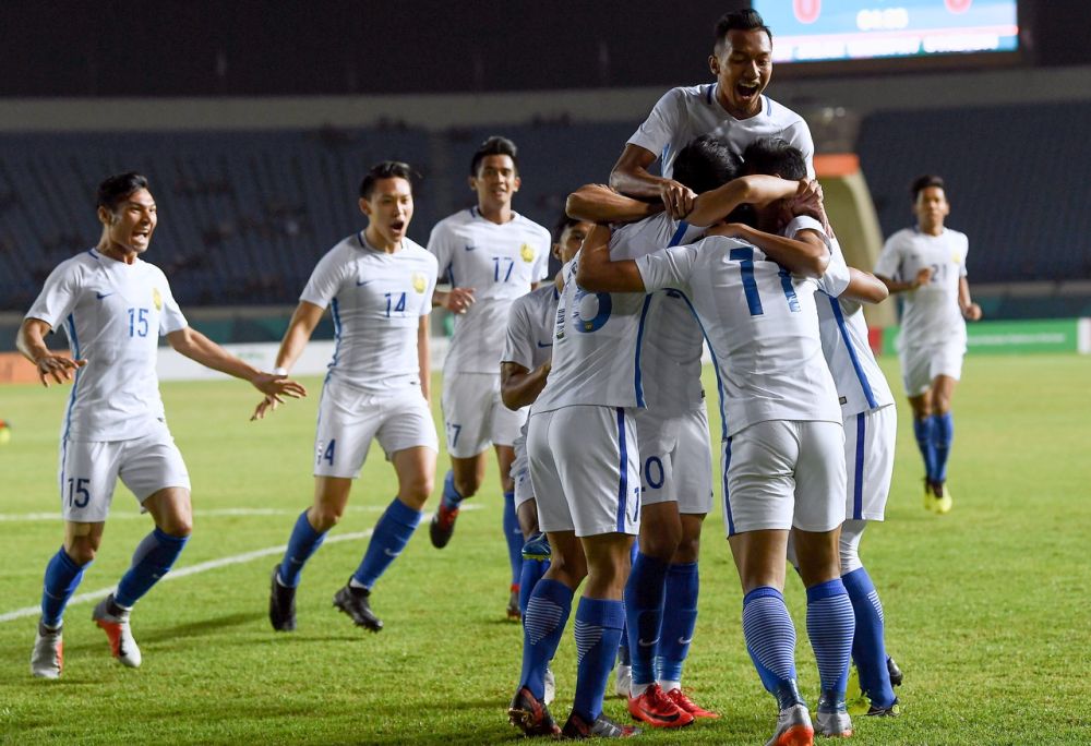 Muhammad Safawi Rasid diraikan oleh pasukannya selepas menjaringkan gol pada Perlawanan Peringkat Kumpulan Sukan Asia Jakarta Palembang 2018 malam ini. u00e2u20acu201d Foto Bernama