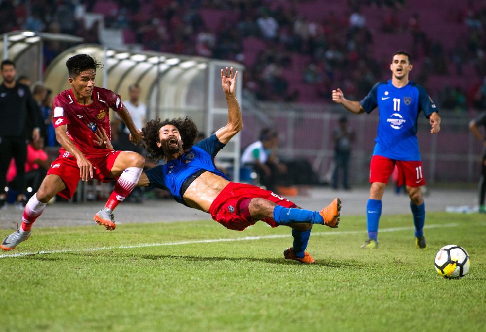  Kelantanu00e2u20acu2122s Muhammad Imran Samso (left) in action with JDTu00e2u20acu2122s La Vere Lawrence Corbin Ong during the Group C match of the Malaysia Cup last night. u00e2u20acu2022 Bernama pic