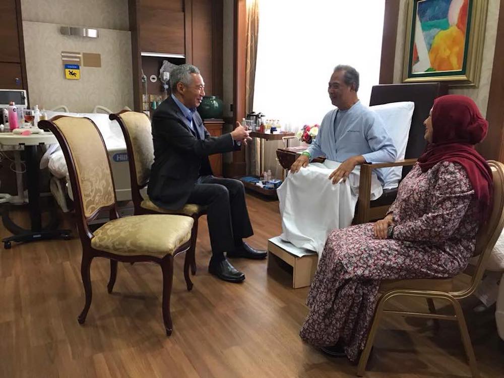 Singapore Prime Minister Lee Hsien Loong visits Tan Sri Muhyiddin Yassin in hospital in Singapore August 2, 2018. u00e2u20acu201d Picture via Facebook/MuhyiddinYassin