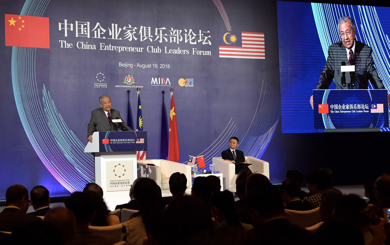 Tun Dr Mahathir Mohamad berucap pada Forum Leaders China Entrepreneur Club hari ini.Turut kelihatan Pengerusi China Entrepreneur Club Jack Ma (kanan) u00e2u20acu201d Bernama