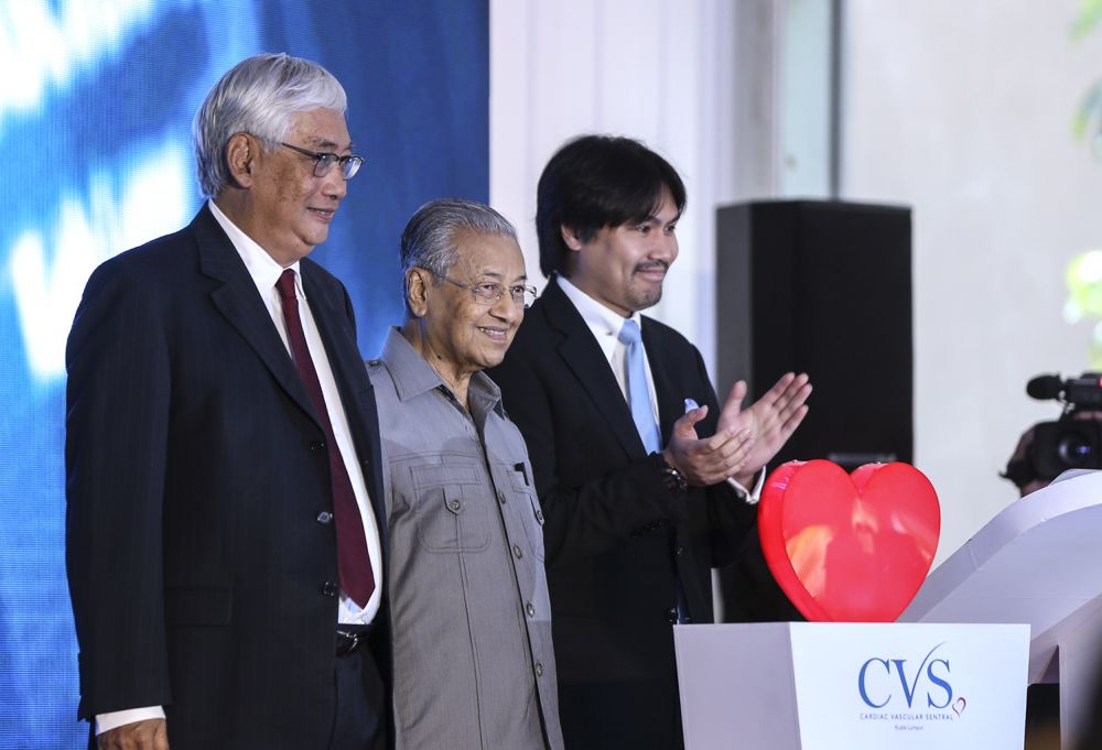 Prime Minister Tun Dr Mahathir Mohamad (centre) officiates the grand opening of the Cardiac Vascular Sentral in Kuala Lumpur August 16, 2018. u00e2u20acu201d Picture by Azneal Ishak