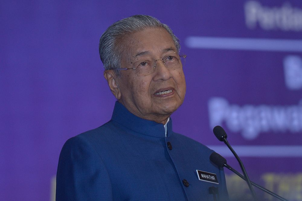 Prime Minister Tun Dr Mahathir Mohamad delivers his speech during the town hall session with administrative and diplomatic officers at the Putrajaya International Convention Centre August 15, 2018. u00e2u20acu201d Picture by Mukhriz Hazim