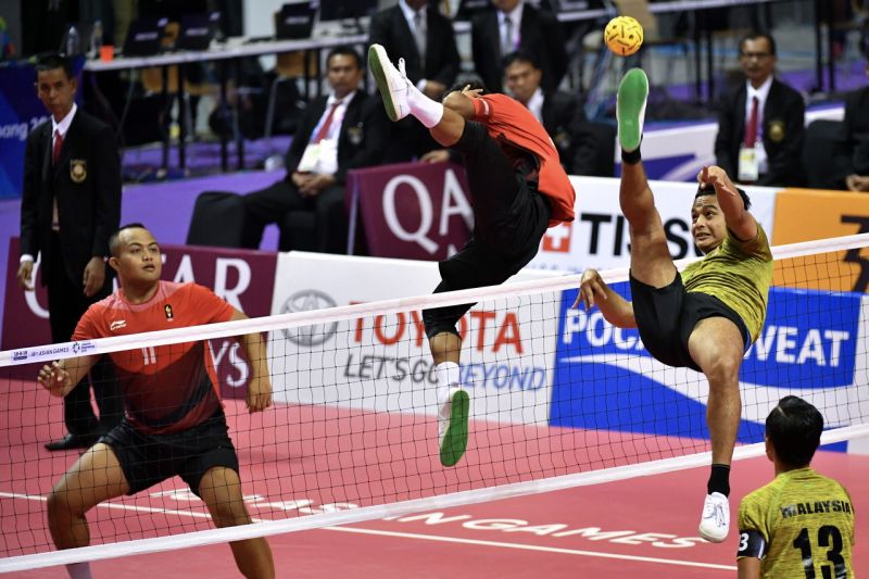 Pemain sepak takraw negara Mohamad Azlan Alias (dua, kanan) membuat rejaman dalam acara regu akhir pada Sukan Asia ke-18, 28 Ogos 2018. u00e2u20acu201d  Foto Bernama