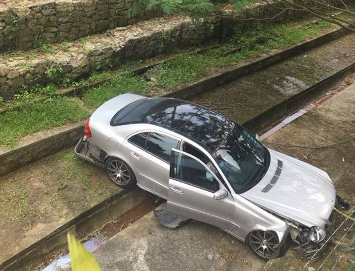 Mercedes Benz yang dipandu Datuk Nooh Gadot terbabas ke longkang besar di Taman Nong Chik, Johor Baru 12 Ogos 2018. u00e2u20acu201d Foto ihsan Facebook/Viral Media Johor 