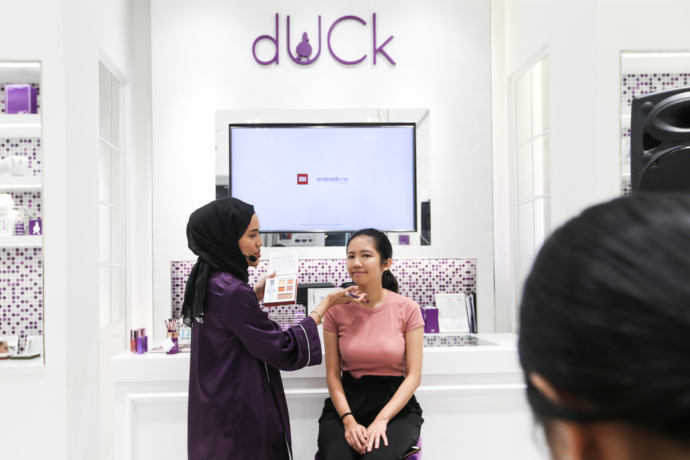 Noriana with a makeup model at the launch of the latest Xiaomi Mi A2 smartphone.