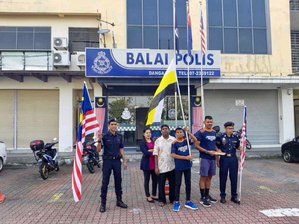 Ragu Rajamani (2nd right) and his son Surya (3rd right) before being flagged-off at the Danga Bay police station in Danga Bay, Johor Baru August 20, 2018. u00e2u20acu201d Picture by Ben Tann