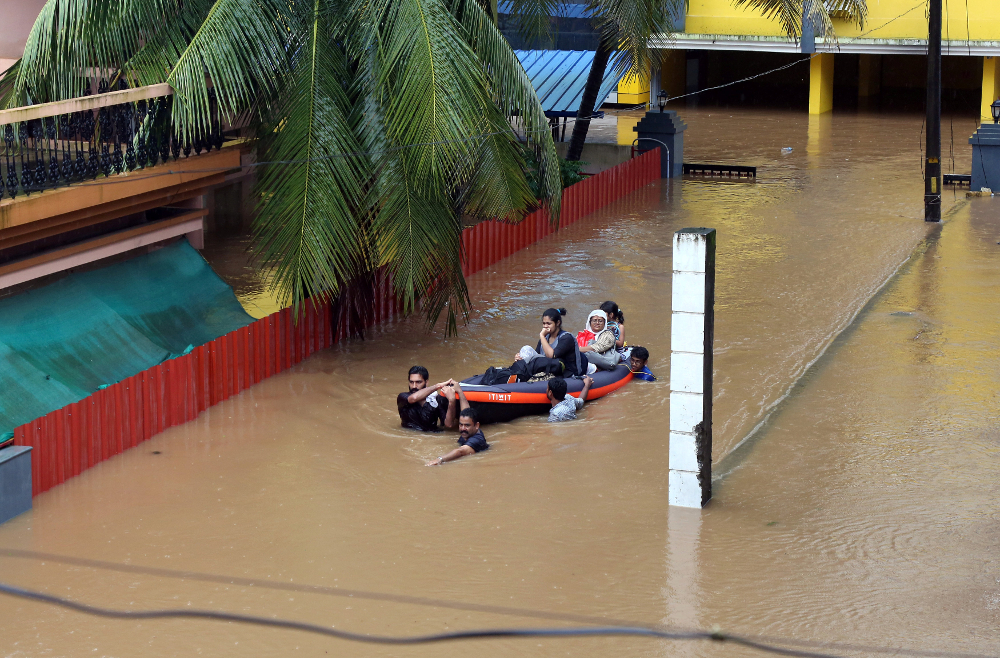 Rescue workers evacuate people from flooded areas after the opening of Idamalayr, Cheruthoni and Mullaperiyar dam shutters following heavy rains, on the outskirts of Kochi August 16, 2018. u00e2u20acu201d Reuters pic