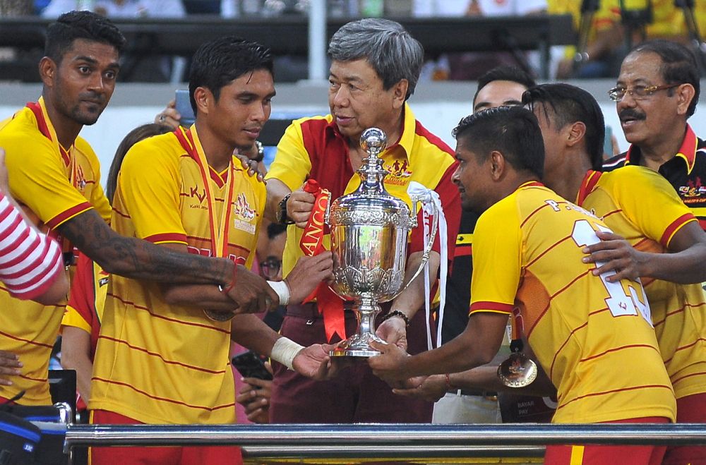 Sultan Selangor Sultan Sharafuddin Idris Shah (tengah) berkenan meyampaikan piala kepada pasukan Selangor selepas menewaskan Singapura dalam perlawanan Piala Sultan Selangor 2018 di Stadium Shah Alam, 26 Ogos 2018. u00e2u20acu2022 Foto Bernama