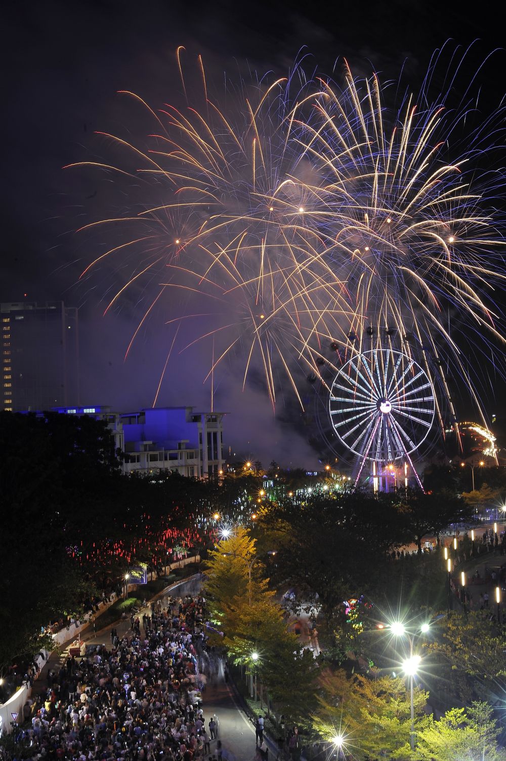 Fireworks illuminate the Shah Alam skyline during the u00e2u20acu02dcTerima Kasih Malaysiau00e2u20acu2122 Merdeka countdown event August 30, 2018. u00e2u20acu201d Picture by Shafwan Zaidon