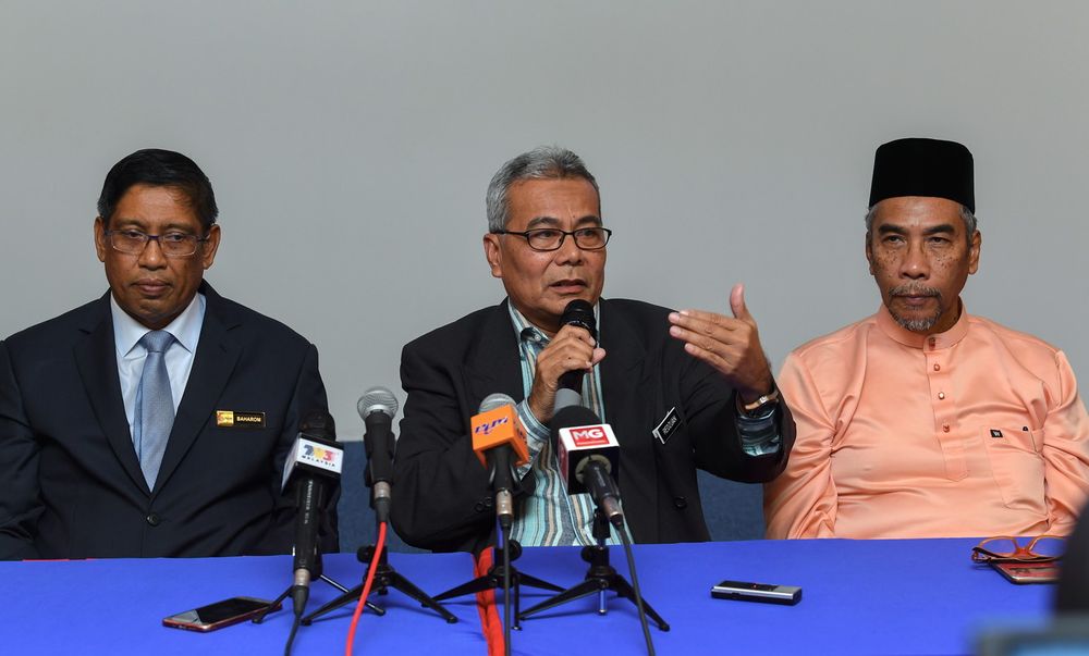 File picture shows Entrepreneur Development Minister Mohd Redzuan Md Yusof (centre) at a press conference at TEKUN Corporation, with Deputy Minister Dr Hatta Md Ramli (right) and TEKUNu00e2u20acu2122s MD Datuk Baharom Embi, August 3, 2018. u00e2u20acu201d Bernama pic