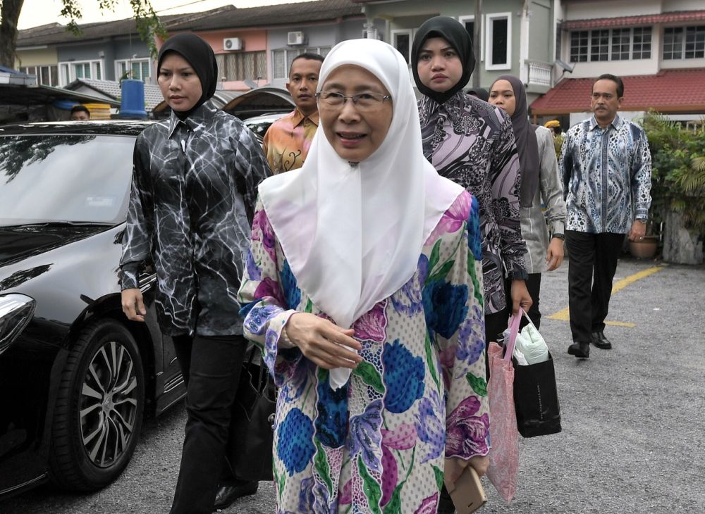 Datuk Seri Dr Wan Azizah Wan Ismail arrives to perform Aidiladha prayers  at the Surau Al-Falah Taman Cempaka in Pandan August 22, 2018. u00e2u20acu2022 Bernama pic