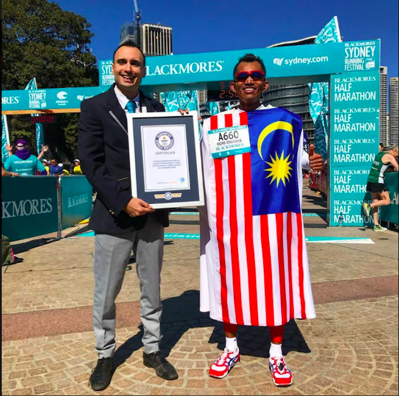 Mohd Syahidan Alias earned a new Guinness World Record with his latest run by wearing the Jalur Gemilang. u00e2u20acu201d Picture courtesy of Twitter/Team Malaysia
