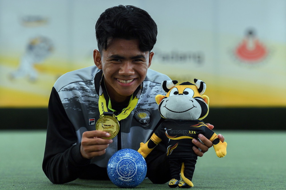 Terengganu lawn bowler, Muhammad Idham Ramlan poses with his gold medal for the men's lawn bowl singles in Ipoh September 16, 2018. u00e2u20acu201d Bernama pic
