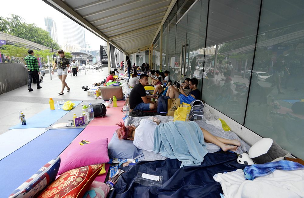 Two hundred of his hardcore fans braved the early morning heat to queue up outside the Quill City Mall in Chow Kit.