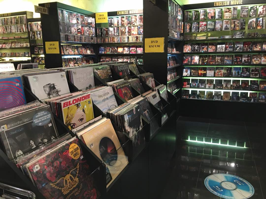 The store’s popularity was attributed to its wide inventory of CDs, DVDs, and LPs.