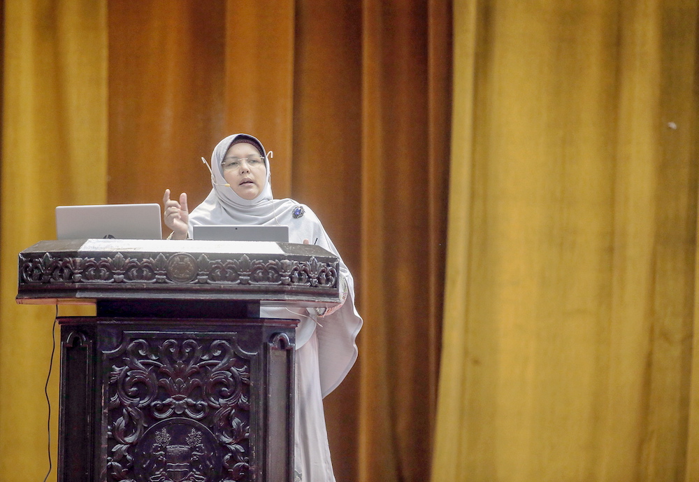 Dr Rafidah Hanim Mokhtar speaks during the 'Wacana Kesejagatan Ummah' discourse in Ipoh September 6, 2018. u00e2u20acu201d Picture by Farhan Najib