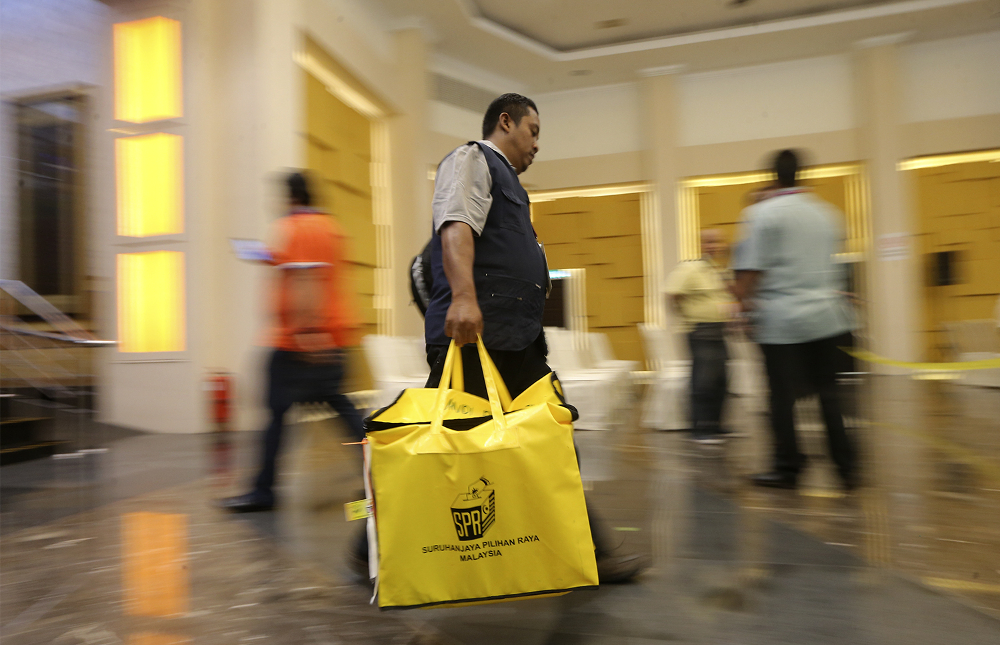 An Election Commission (EC) worker brings a ballot box to the counting centre in Petaling Jaya for the N32. Seri Setia by-election September 8, 2018. u00e2u20acu201d Picture by Azneal Ishak
