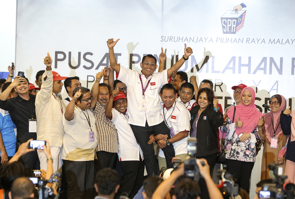 Pakatan Harapan’s Seri Setia by-election candidate Halimey Abu Bakar (centre) celebrates after winning the Seri Setia by-election in Petaling Jaya, September 9, 2018. ― Picture by Azneal Ishak