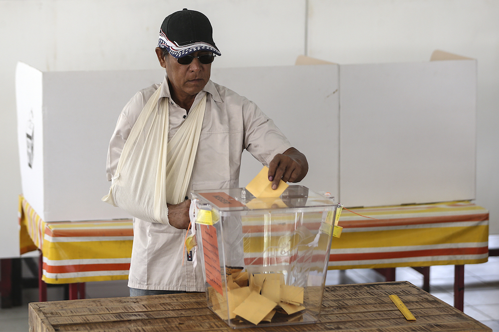 A man casts his ballot during the Seri Setia by-election at Sekolah Kebangsaan Kampung Lindungan, Petaling Jaya September 8, 2018. u00e2u20acu201d Picture by Azneal Ishak