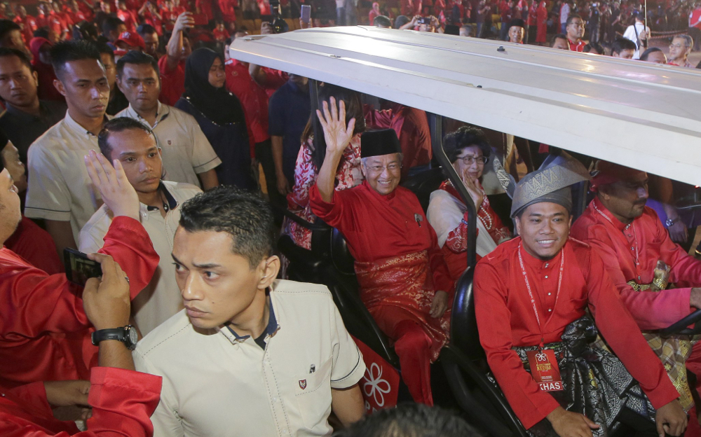 Tun Dr Mahathir Mohamad waves to his supporters during PPBMu00e2u20acu2122s second anniversary celebration in Shah Alam September 8, 2018. u00e2u20acu201d Picture by Razak Ghazali