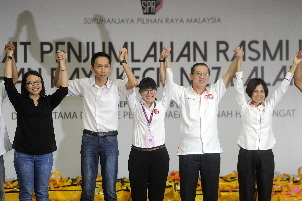 Pakatan Harapanu00e2u20acu2122s Wong Siew Ki (centre) celebrates her victory at the Balakong by-election at Pejabat Tanah dan Daerah Hulu Langat, Bangi September 8, 2018. u00e2u20acu2022 Picture by Shafwan Zaidon
