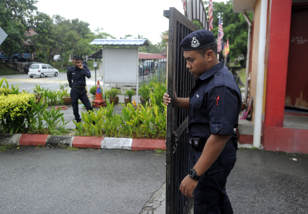 Malaysia police personnel closes the gate after polling station closed at 5.30pm at SK Bandar Tun Hussien Onn 2, Cheras September 8, 2018. u00e2u20acu201d Picture by Shafwan Zaidon