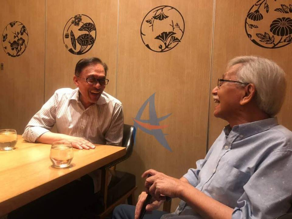 Datuk Seri Anwar Ibrahim and Tun Daim Zainuddin have a discussion on the current economic conditions and the strengthening of Bumiputera agencies, including a number of contemporary development.u00e2u20acu00ac u00e2u20acu201d Picture via Facebook/Anwar Ibrahim