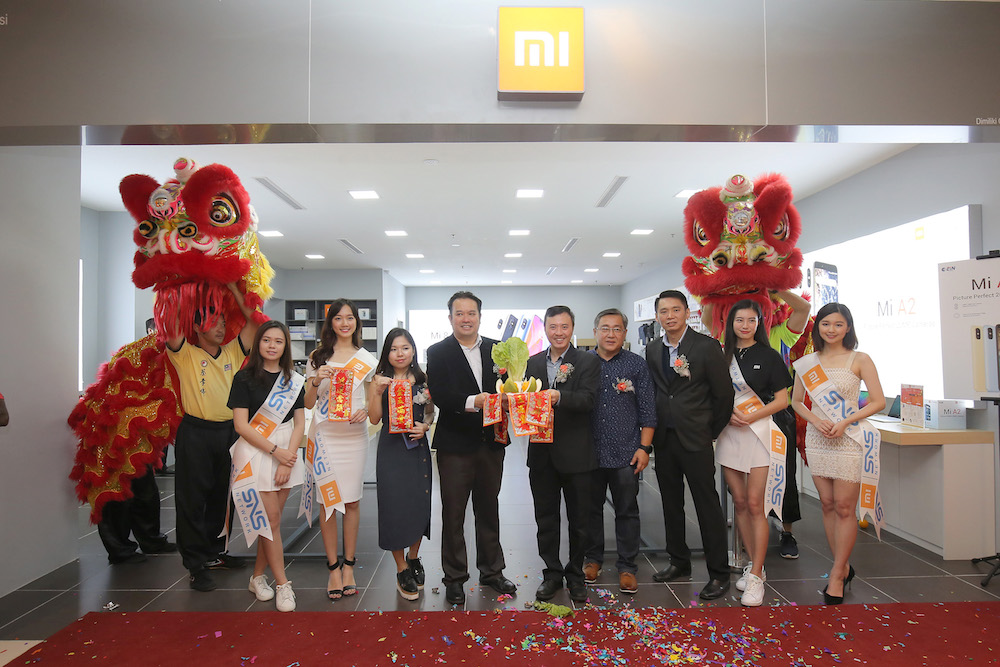 SNS Network Managing Director Ko Yun Hung officiates the first Mi Store in Perak, which is located on the second floor in Ipoh Parade. u00e2u20acu201d Picture by Marcus Pheong