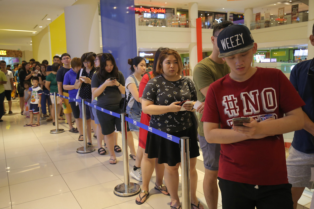 The queue outside the newly launched Mi Store in Ipoh Parade. — Picture by Marcus Pheong